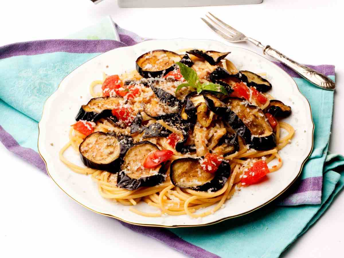piatto con spaghetti e melanzane