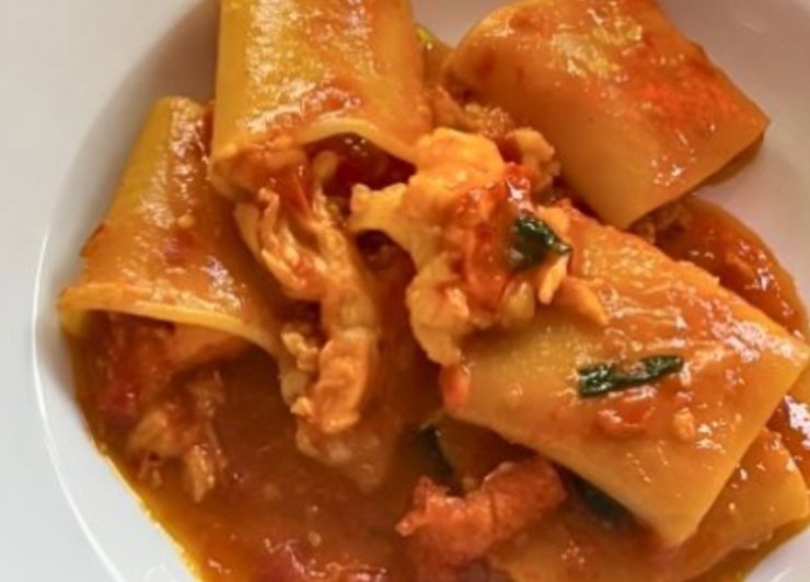 Piatto con paccheri al sugo e pesce