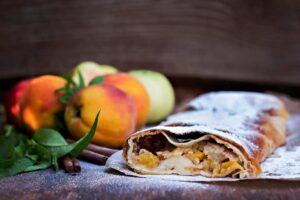 strudel alle pesche su tagliere
