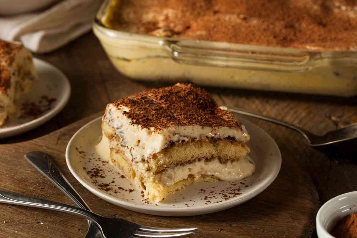 tiramisù in un piatto