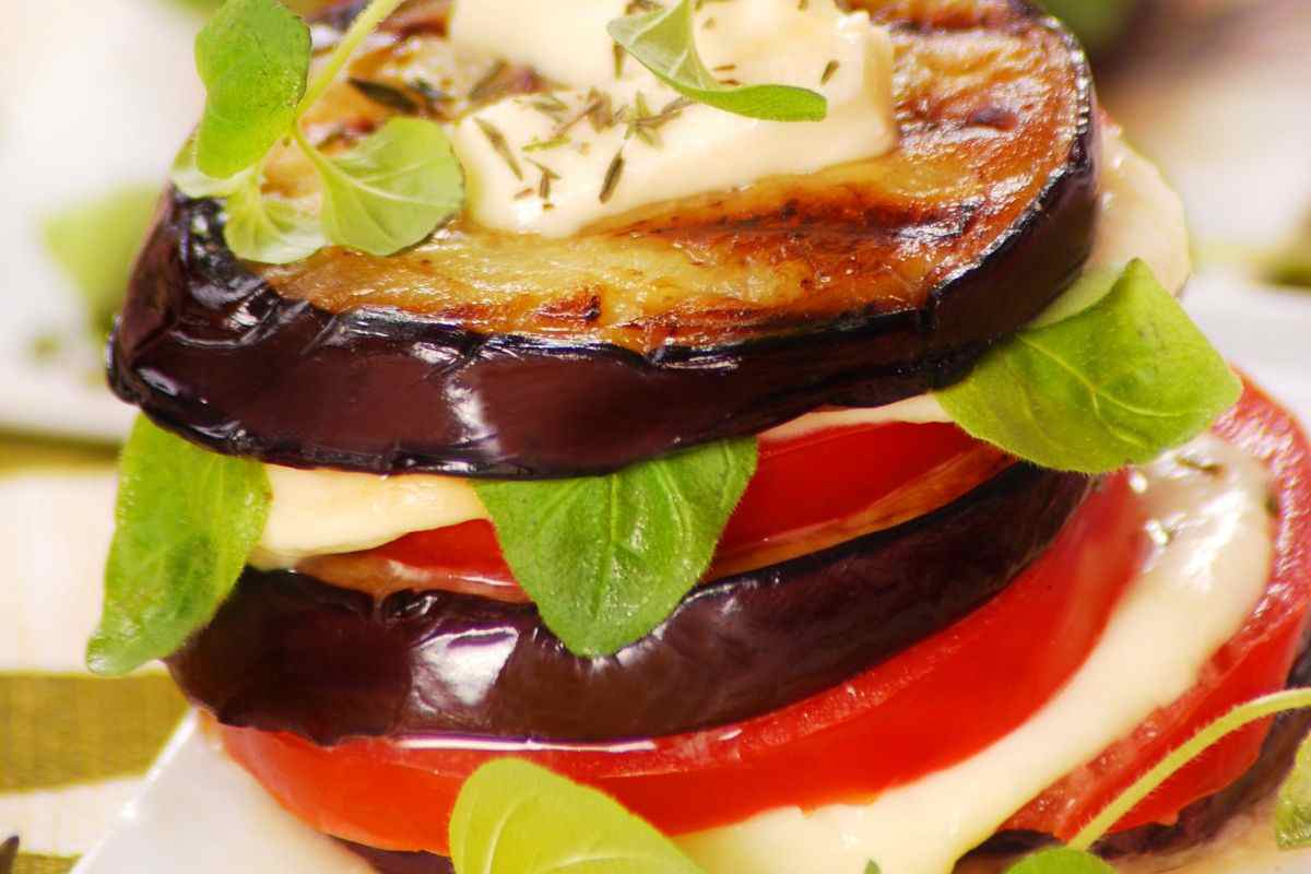 medaglioni di melanzane con pomdoro e mozzarella
