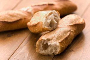 Filoncini di pane sparsi
