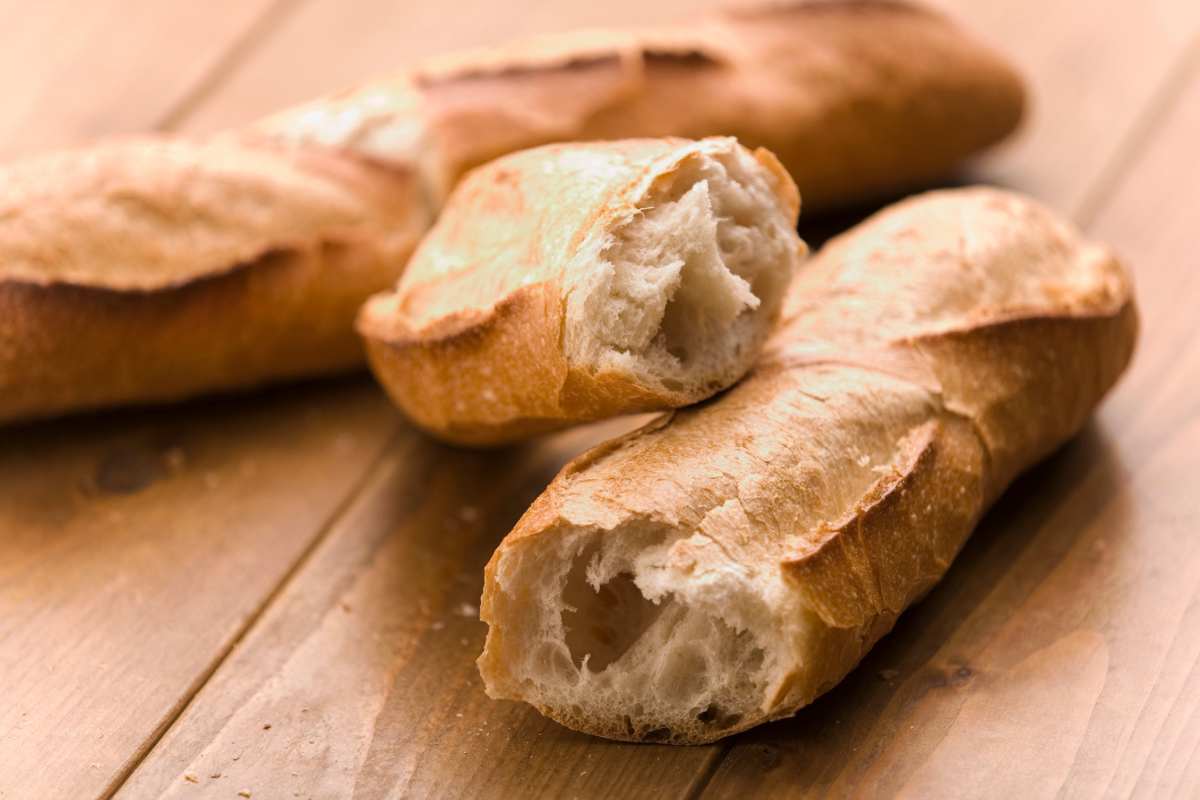 Filoncini di pane sparsi