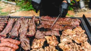Diversi tipi di carne cotta al barbecue