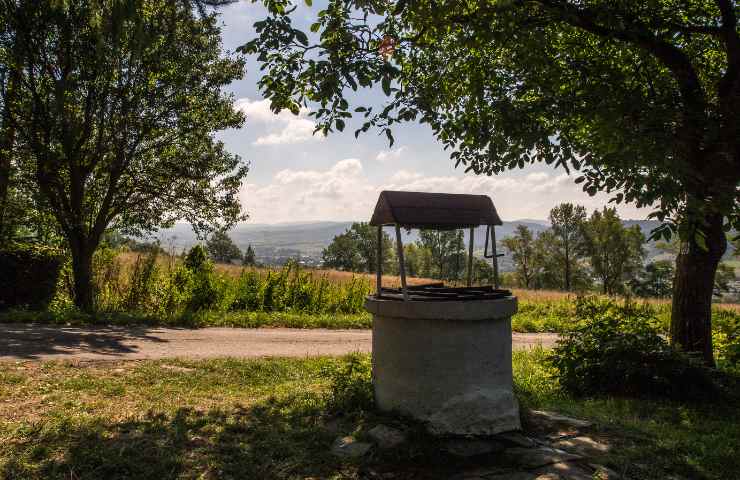 Un pozzo in aperta campagna
