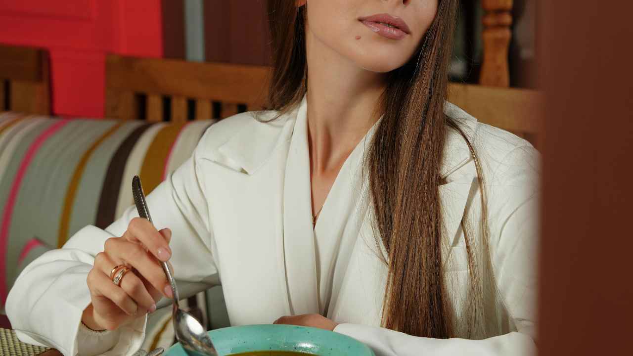 Una donna che sta cenando