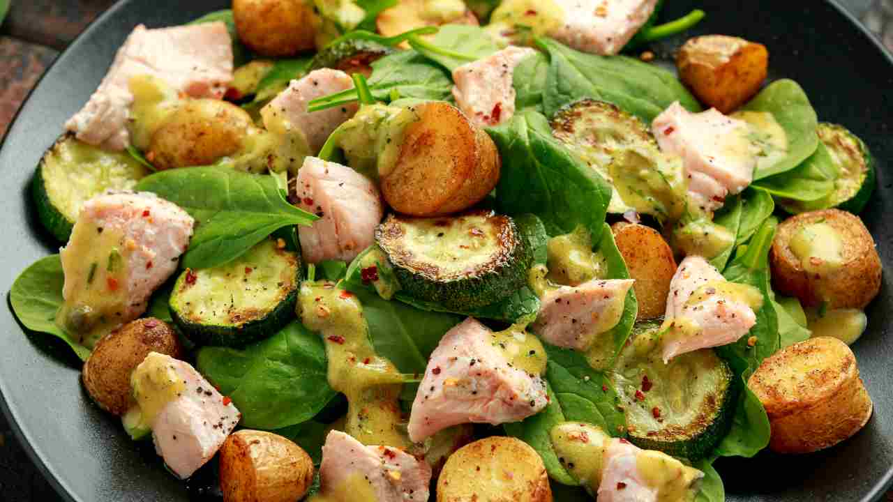 Insalata di pollo con zucchine patate e spinaci - Culinaria.it