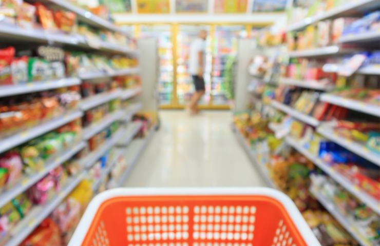Un carrello della spesa in una corsia di supermercato