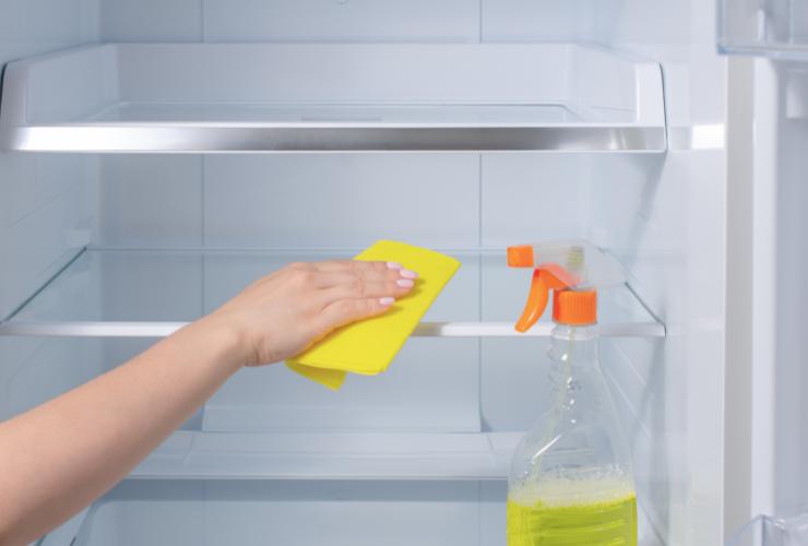 Pulire il frigo con acqua e aceto di vino bianco - Culinaria.it