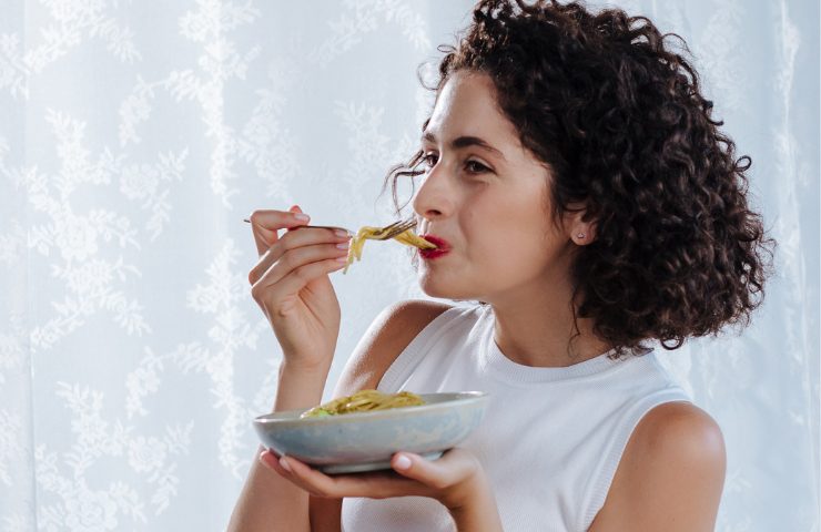 Una donna che mangia della pasta