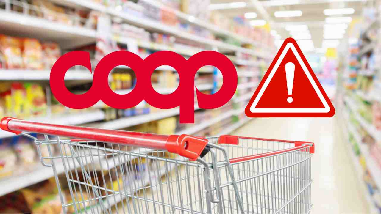 Un carrello della spesa al supermercato ed il logo Coop