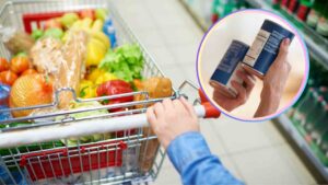 Carrello della spesa e confezioni tra due mani