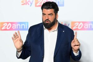 antonino cannavacciulo con espressione seria