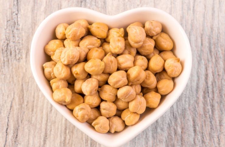 ceci dentro ad una ciotola a forma di cuore