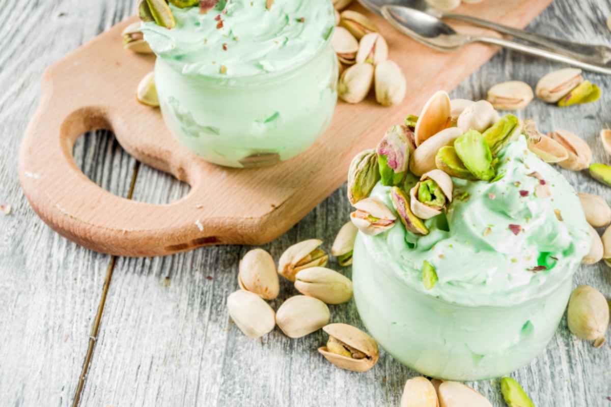 due coppette di gelato al pistacchio con sopra dei pistacchi