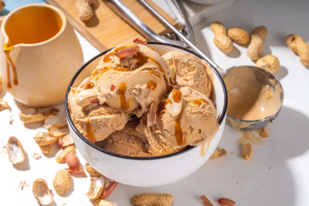 coppa di gelato al burro di arachidi e intorno delle arachidi