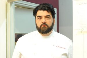 antonino cannavacciuolo in divisa da chef