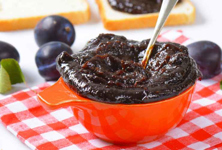ciotola con la marmellata di prugne