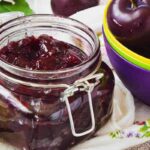 barattolo di marmellata e ciotola con le prugne