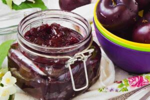 barattolo di marmellata e ciotola con le prugne