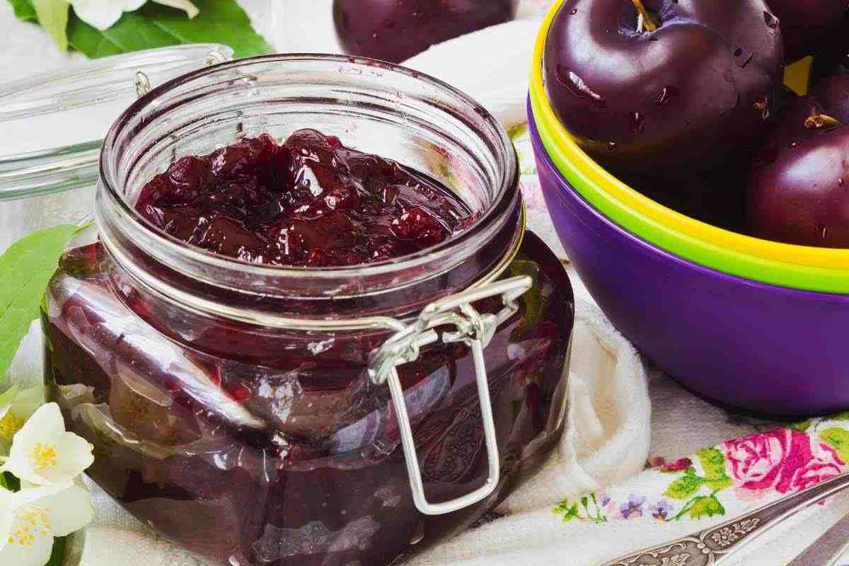 barattolo di marmellata e ciotola con le prugne