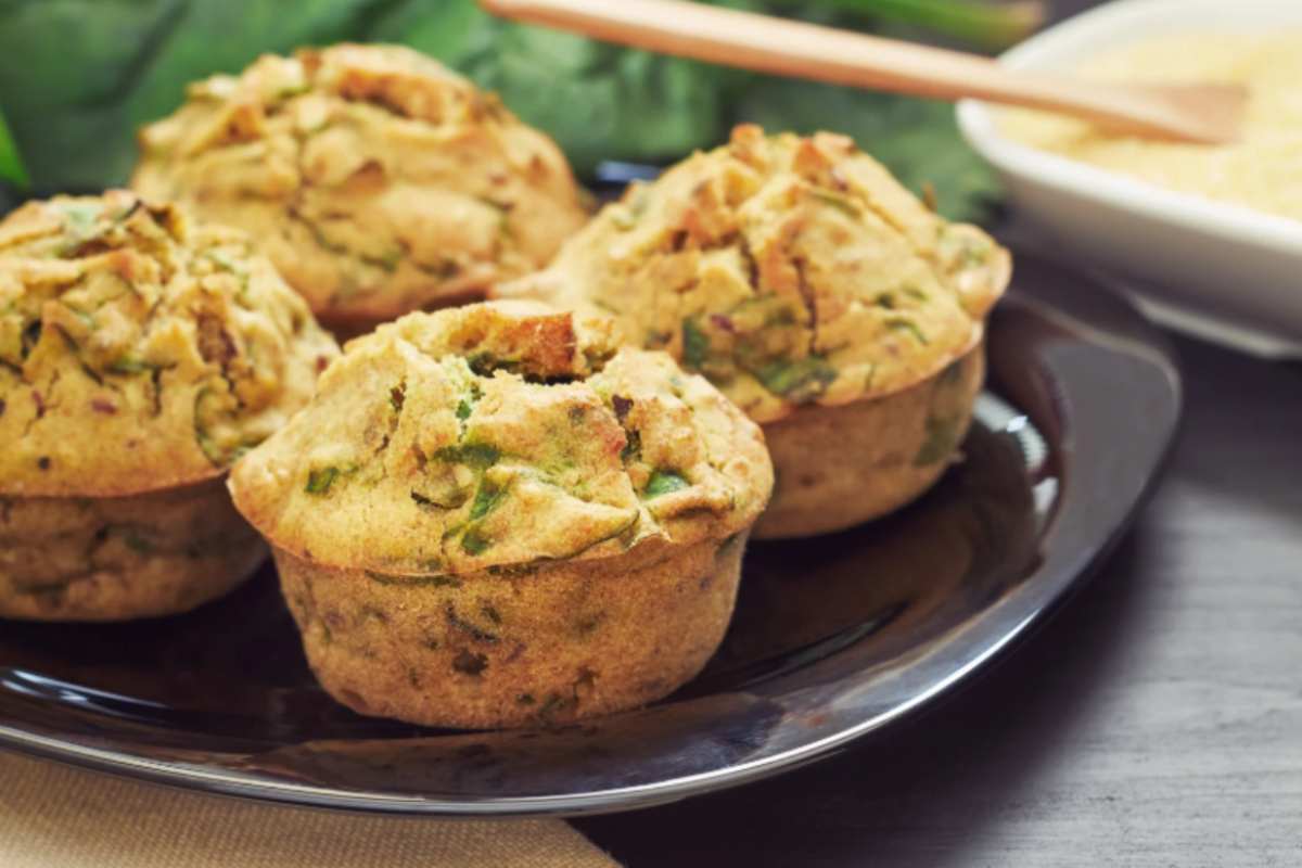 muffin agli spinaci sopra ad un vassoio