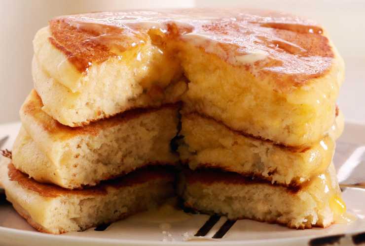 pancake uno sopra l'altro con miele