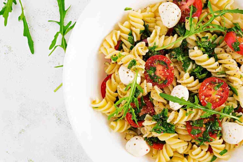 pasta fredda con bocconcini rucola pomodorini