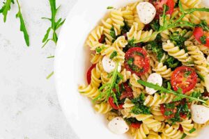 pasta fredda con bocconcini rucola pomodorini