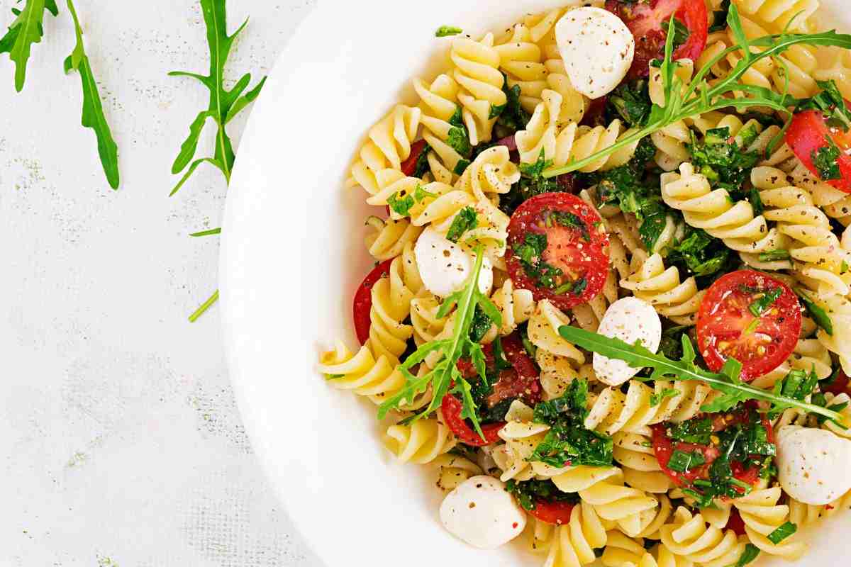 pasta fredda con bocconcini rucola pomodorini
