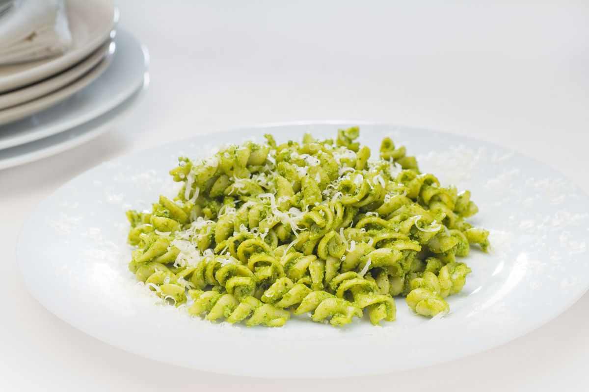 fusili con pesto e formaggio
