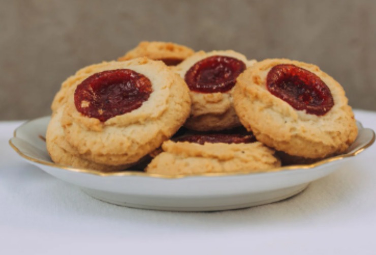 biscotti con la confettura in un piatto