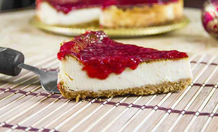 fetta di cheesecake con marmellata di fragole