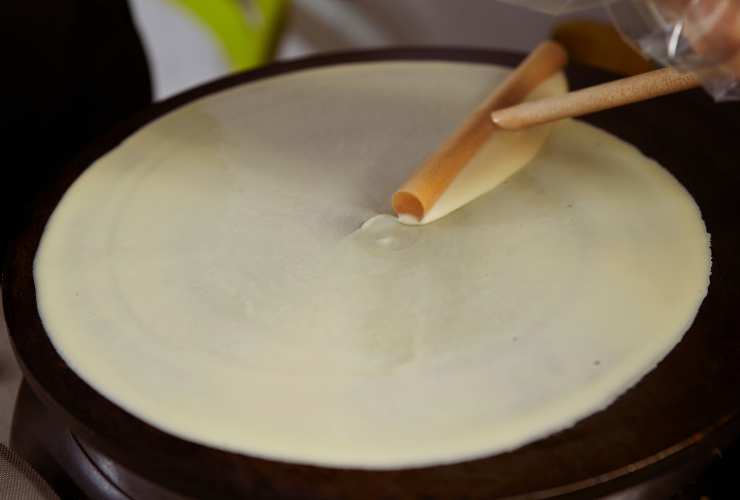 piastra con impasto per fare una crepes