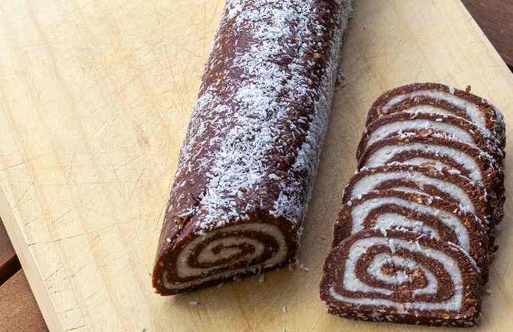 rotolo al cioccolato con crema al cocco tagliato a fette