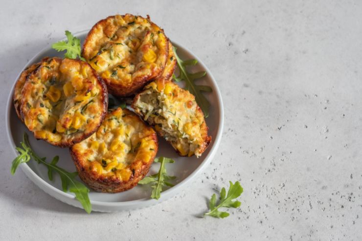 muffin di spinaci in un piatto
