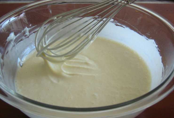 impasto dei pancake in una ciotola