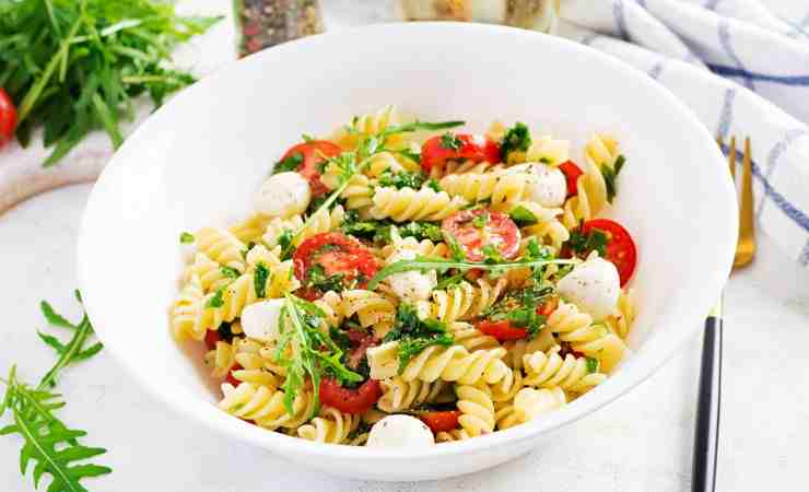 piatto di pasta fredda con pomodorini rucola bocconcini