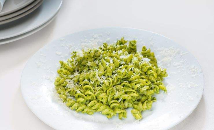 piatto di fusilli col pesto e formaggio
