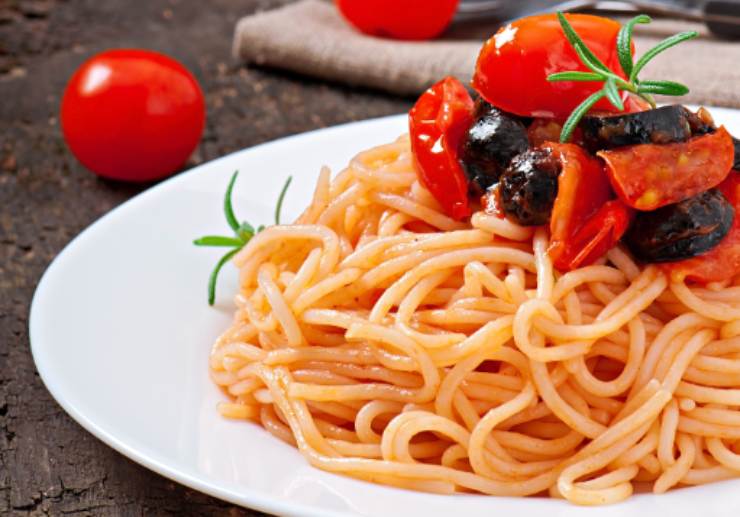 spaghetti con pomodorini e olive