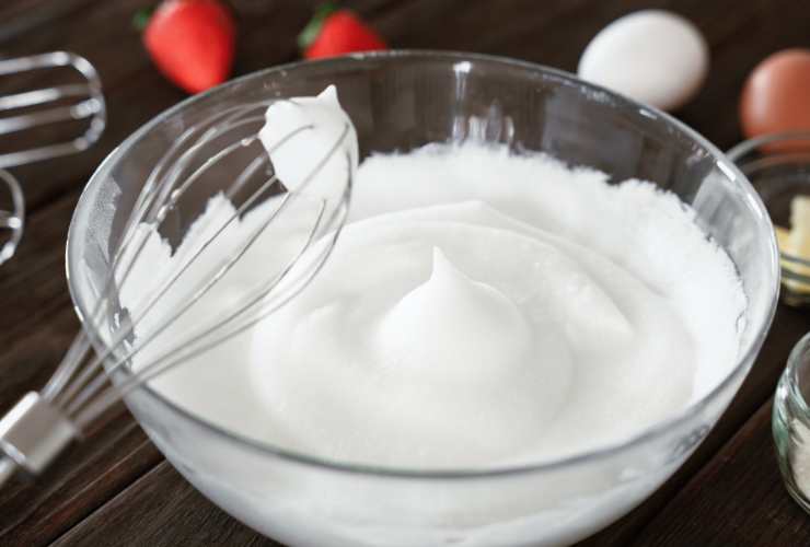 albumi montati a neve in una ciotola