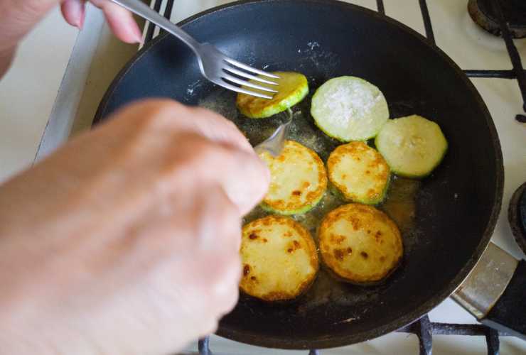 friggere le zucchine in una padella