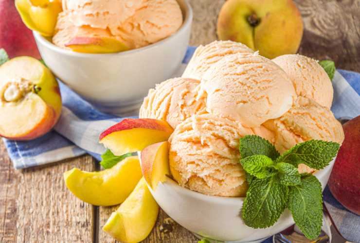 ciotola con sorbetto e pezzi di pesca