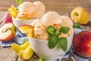 due ciotole con sorbetto e pezzi di pesca