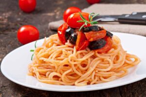spaghetti con pomodoro e olive nere